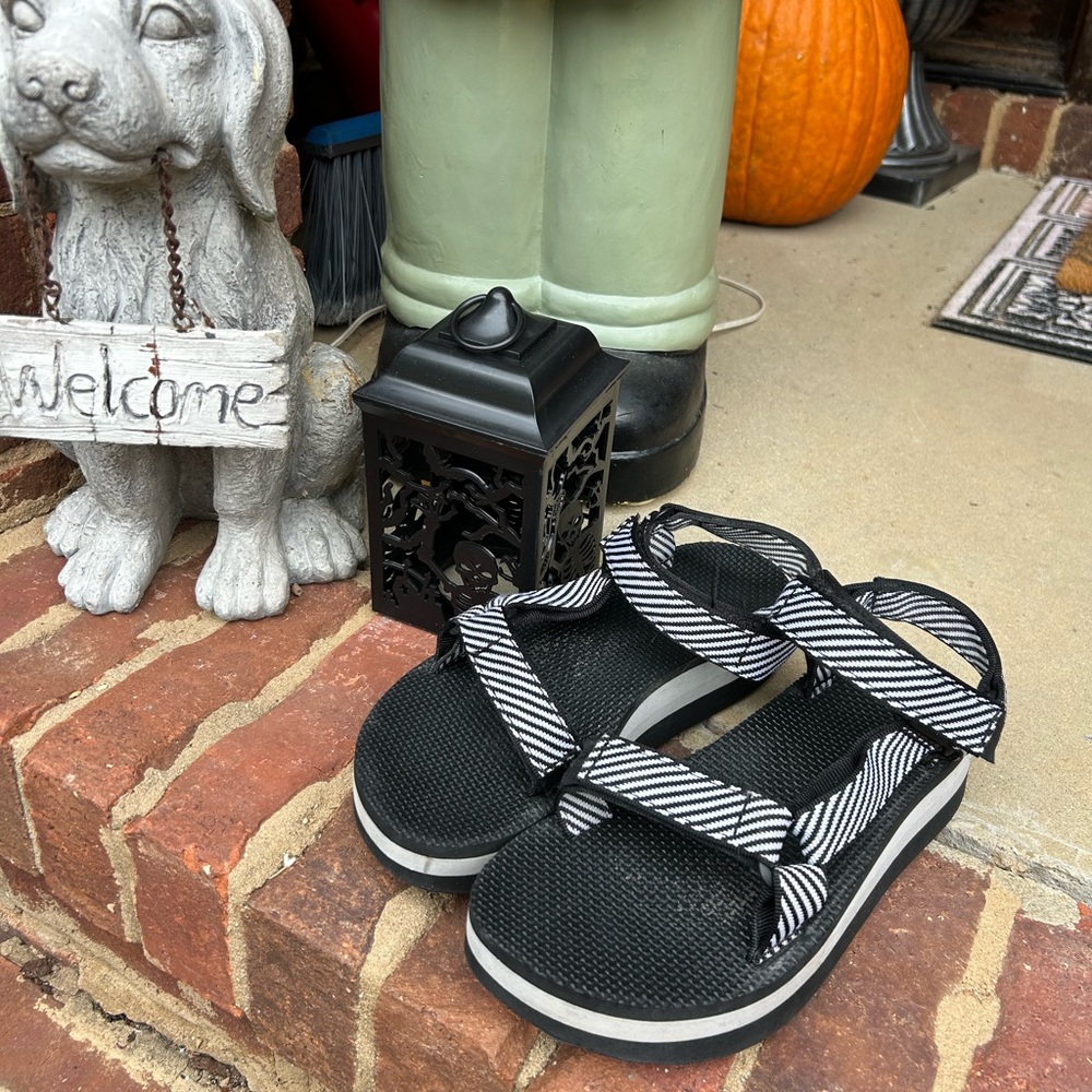 Teva women’s Black and White straps platform sandals - Picture 2 of 9